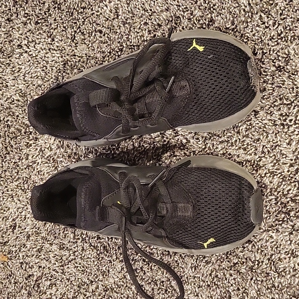 🦩 3 for $25 Kid puma tennis shoes